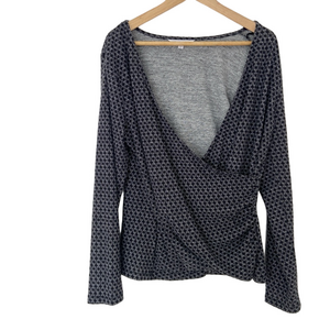 CLEO BLACK AND GREY GEOMETRIC PATTERNED WRAP STYLE SURPLICE KNIT TOP, LARGE